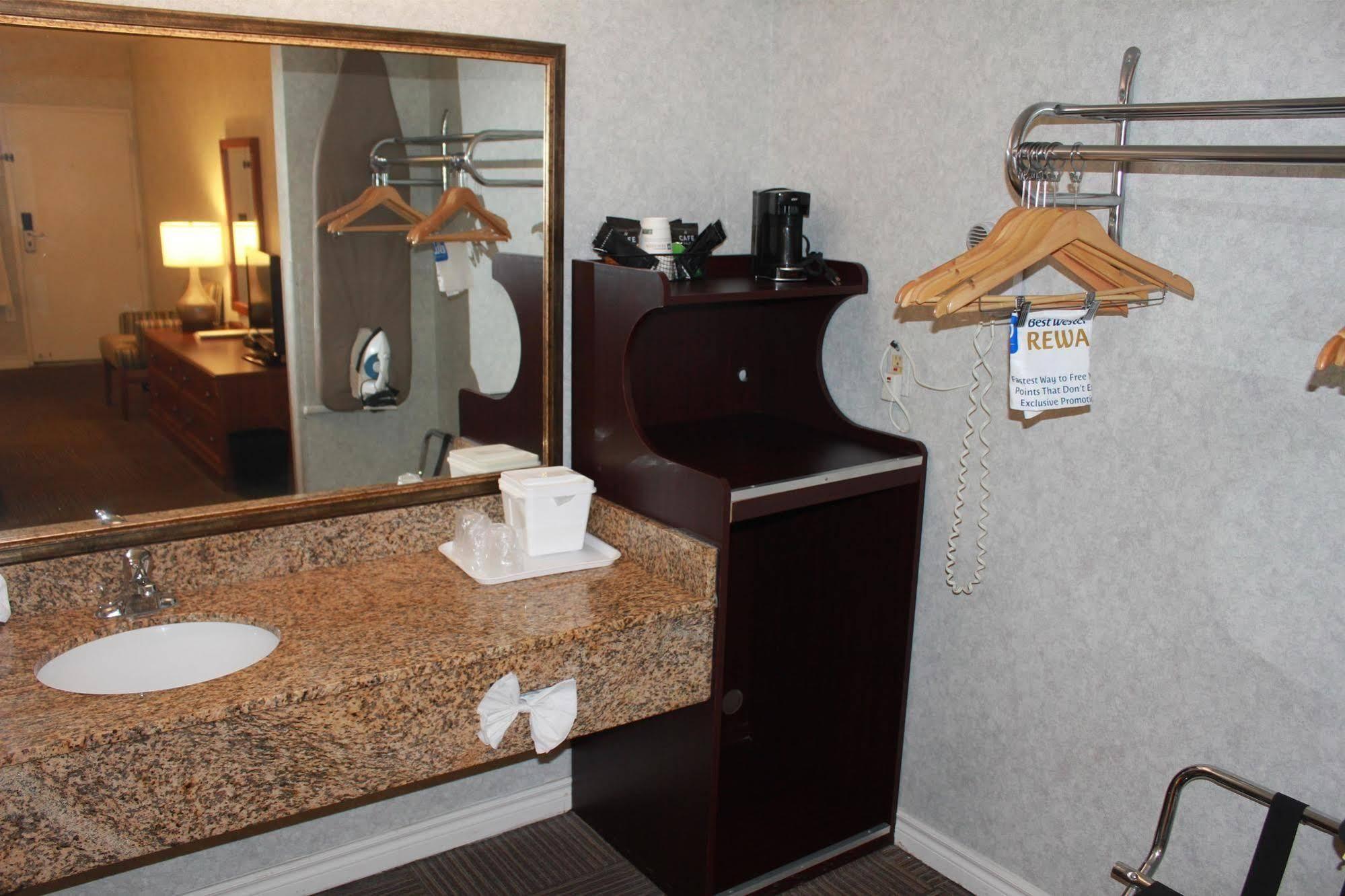 6 Corona, Ca West Hotel