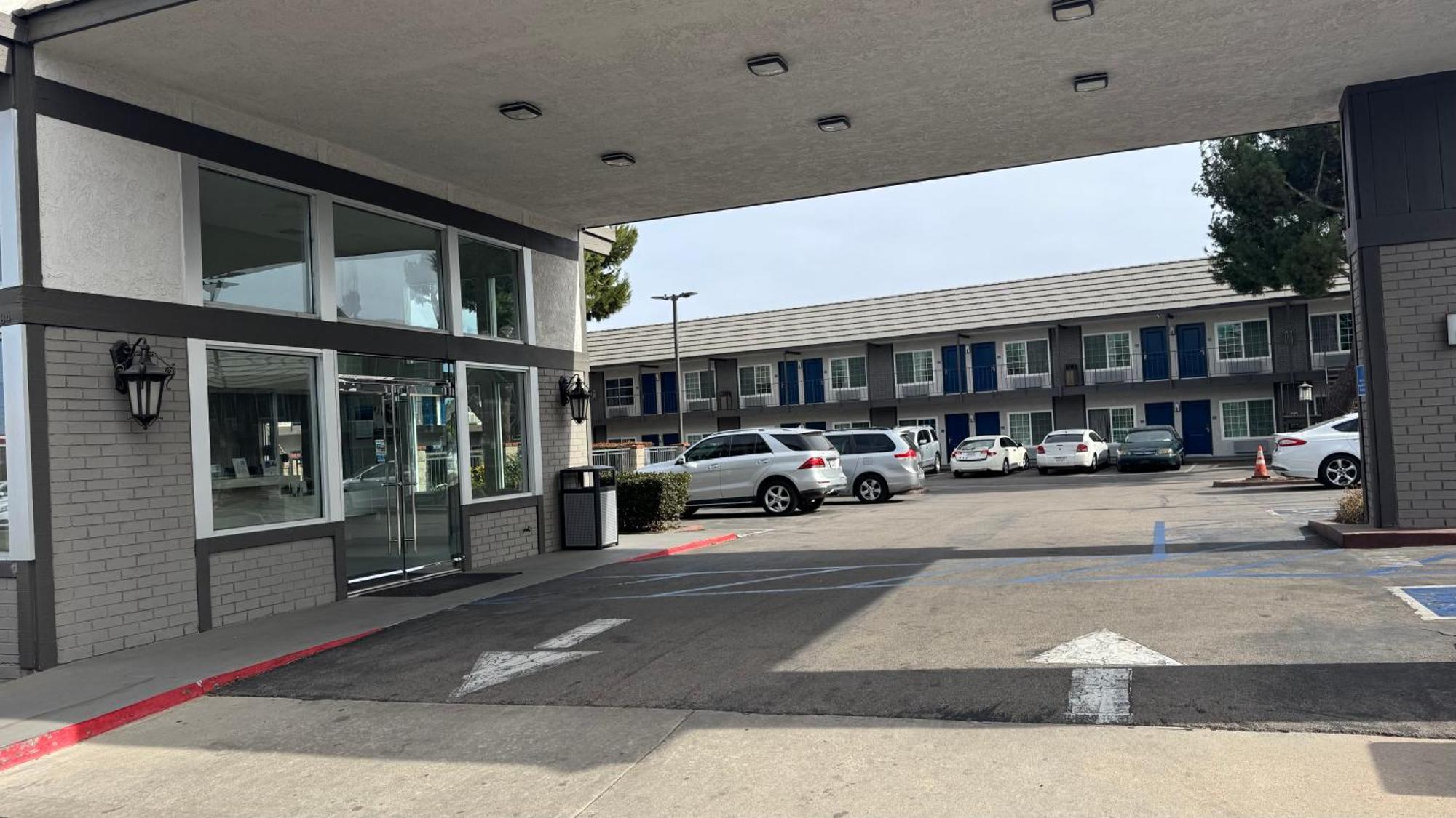 Hotel 6 Corona, Ca West 2*