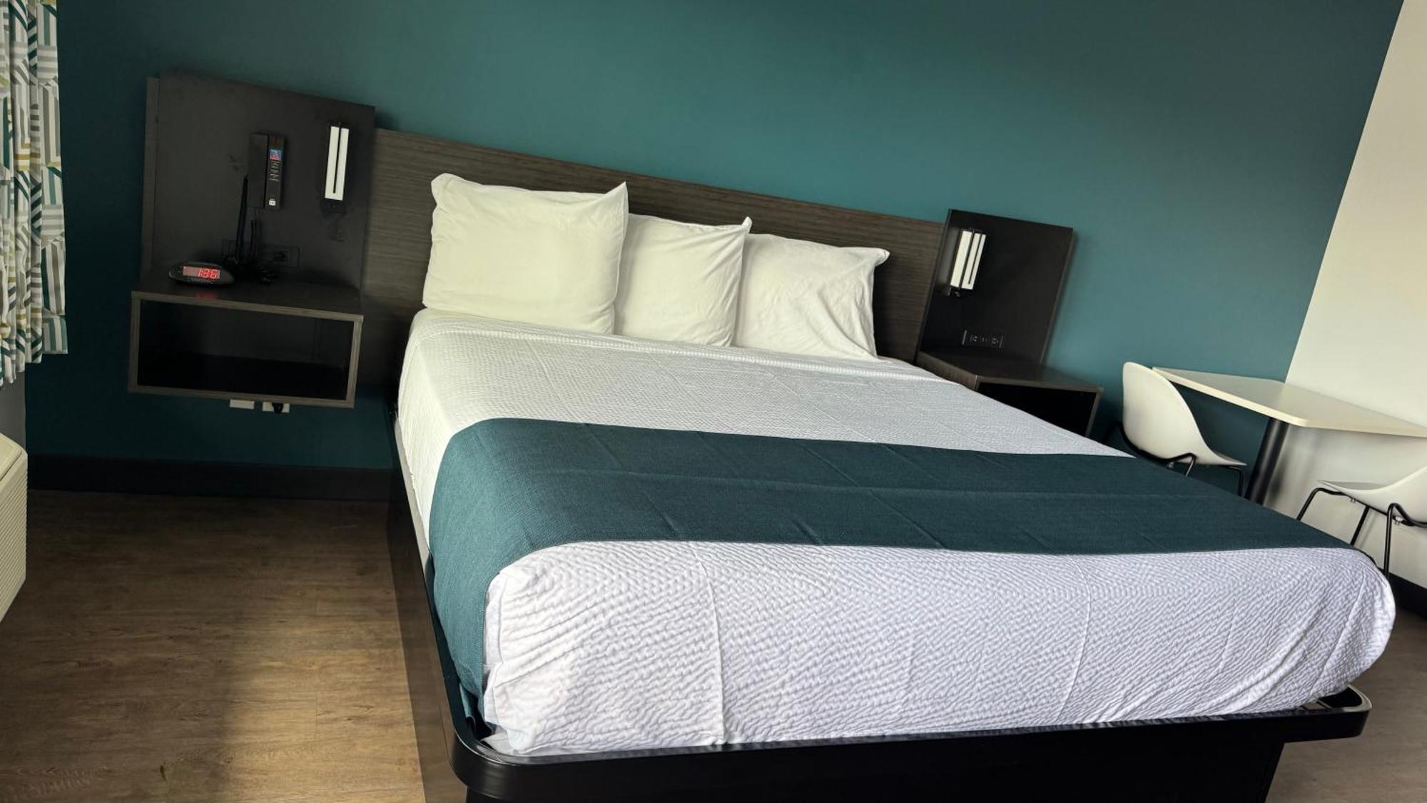6 Corona, Ca West Hotel 2*