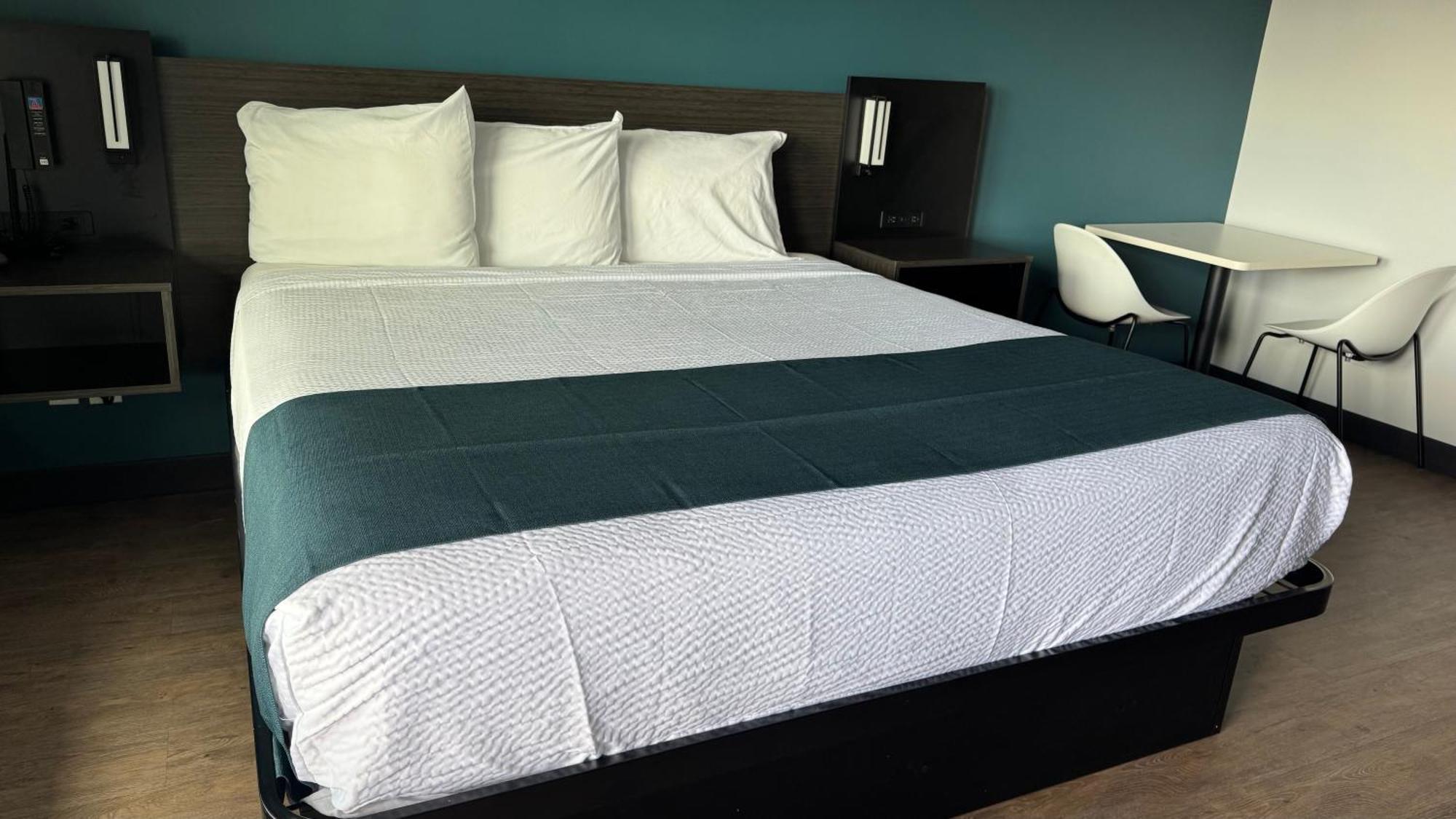 6 Corona, Ca West Hotel 2*